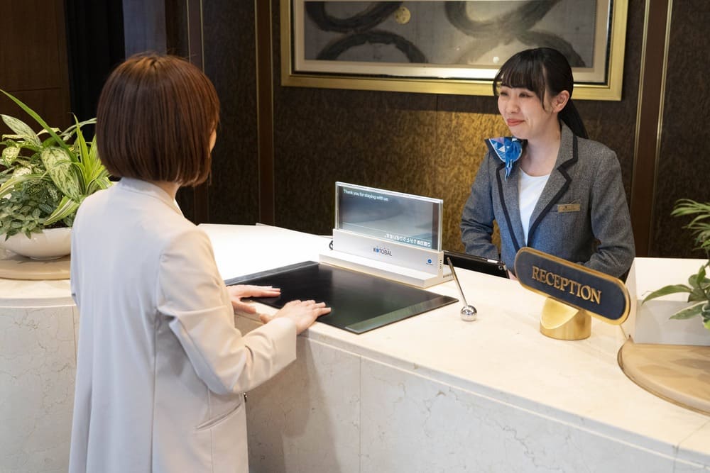 フロントに透明ディスプレイを1台設置。ゲストの表情や反応を見ながら対応できる。